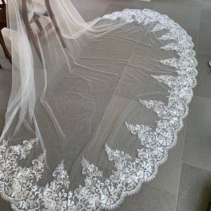 Ivory long cathedral veil (80inches)
